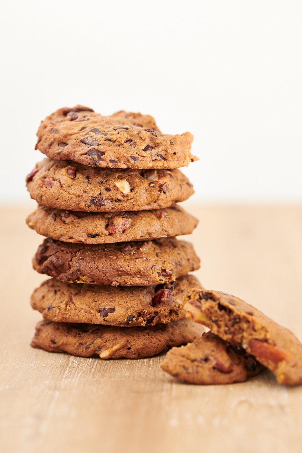 Cookies vegan a base de cranberries,amandes, noix de pecan, chocolat noir empilés l'un sur l'autre
