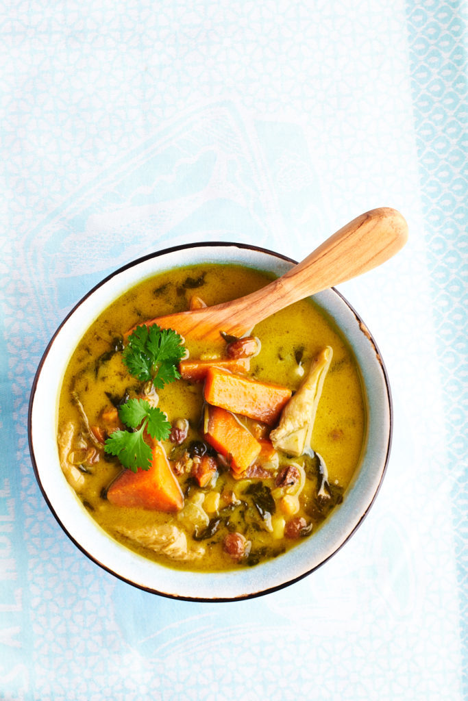 Un curry vegan au lait de coco, agrémenté de patate douce et de champignons. Rapide et facile à préparer !