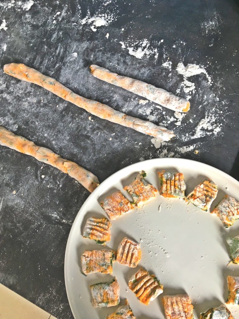 Préparation d'une recette de gnocchis à base de patate douce et d'pinards frais sans gluten et vegan