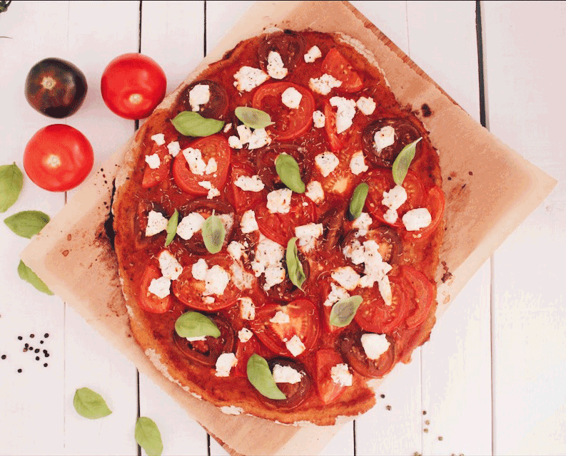 Recette de pâte à pizza et d'une garniture aux tomates, ricotta et basilic sur laualamenthe.com