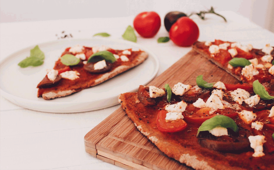 Recette de pâte à pizza et d'une garniture aux tomates, ricotta et basilic sur laualamenthe.com