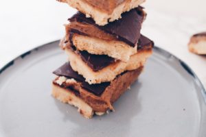 Recette de shortbread millionnaire vegan et sain, facile à préparer avec un caramel de dattes sur le blog laualamenthe.com