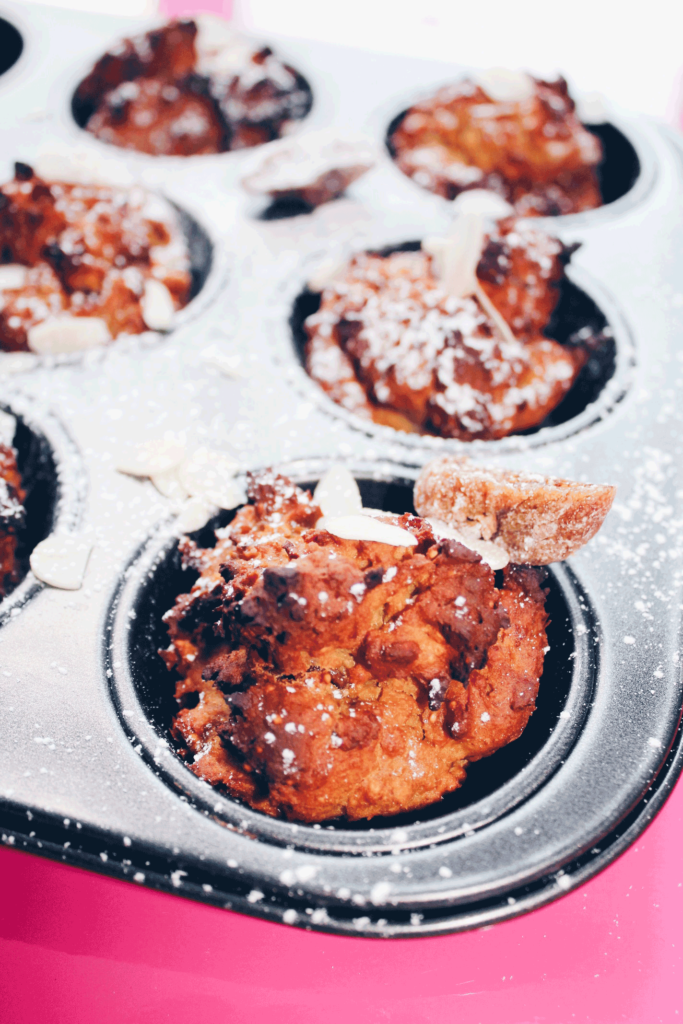 Recette de muffins vegan à la compote de pommes, aux figues séchées, au miel et au curcuma sur le blog laualamenthe.com