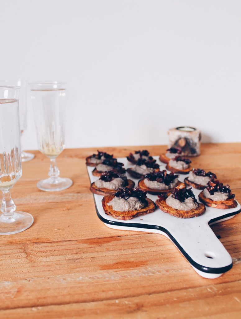 Recette d'apéro original et vegan : des toasts de patate douce recouverts d'une crème aux champignons et d'oignons caramélisés