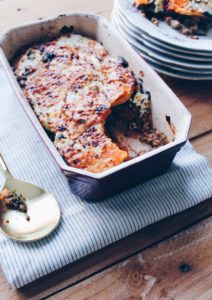 Recette de moussaka végétarienne au quorn composée de courge butternut rotie et de chou kale sur le blog laualamenthe.com