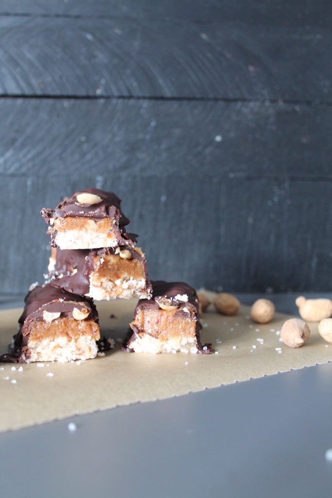 Recette de snickers maison en version saine, healthy et vegan. Avec un caramel à base de dattes et de beurre de cacahuètes sur le blog laualamenthe.com