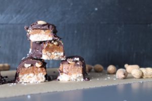 Recette de snickers maison en version saine, healthy et vegan. Avec un caramel à base de dattes et de beurre de cacahuètes sur le blog laualamenthe.com