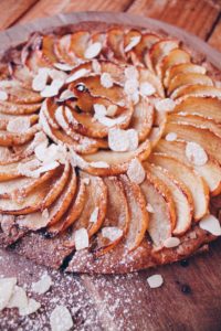 Recette de tarte aux pommes sur une pâte à feuilletée végétalienne, facile et rapide à réaliser sur le blog laualamenthe.com