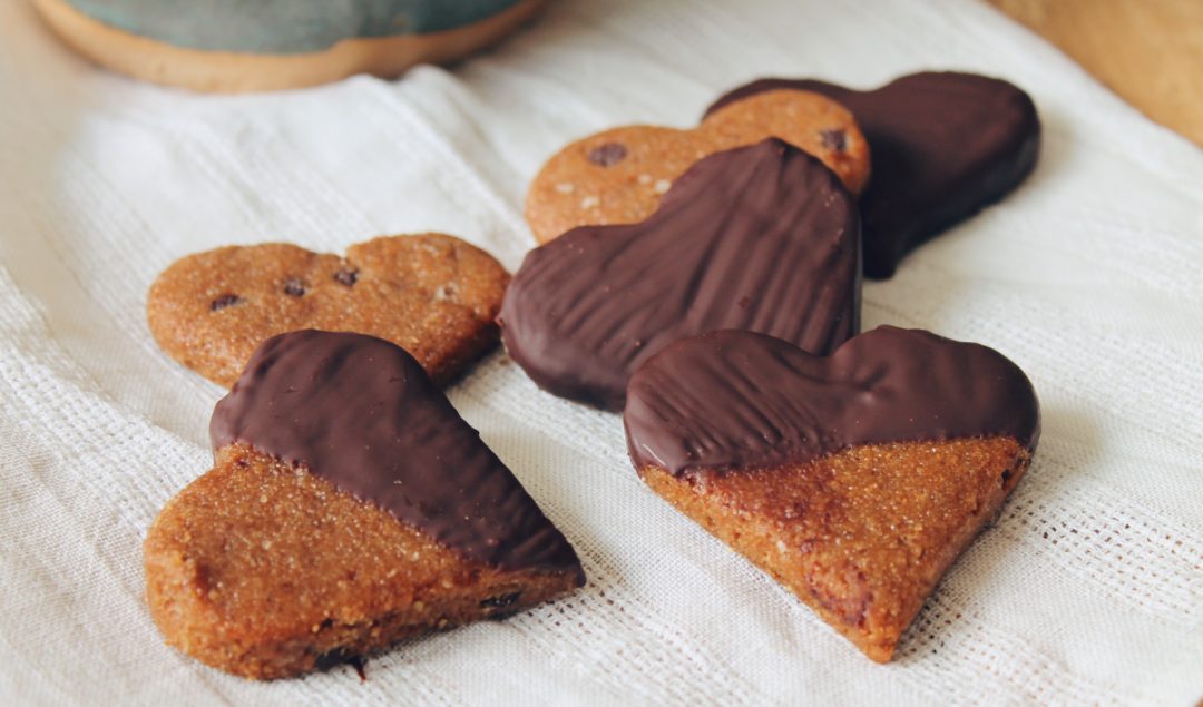 Recette facile et rapide de biscuits sablés à la vanille et aux pépites de chocolat noir. Une recette vegan sur le blog laualamenthe.com