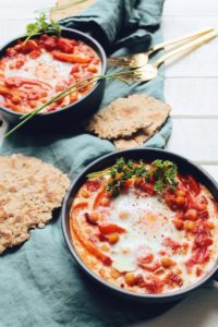Chakchouka végétarienne aux poivrons et tomates, oeuf à l'israélienne. Recette sur le blog laualamenthe.com