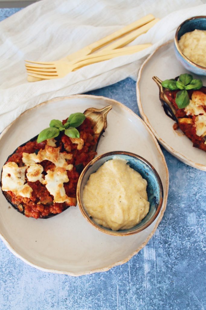 Aubergines farcies au seitan, polenta au parmesan Lau à la menthe
