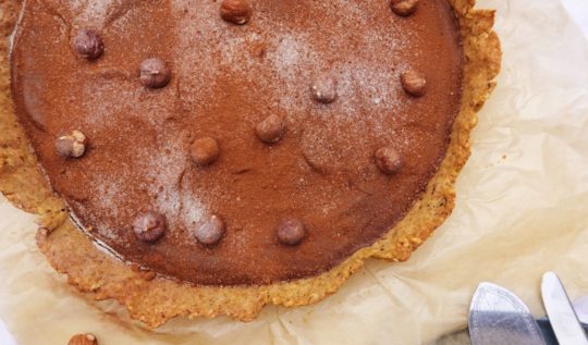 Recette de tarte aux noisettes et au chocolat noir vegan sur le blog laualamenthe.com