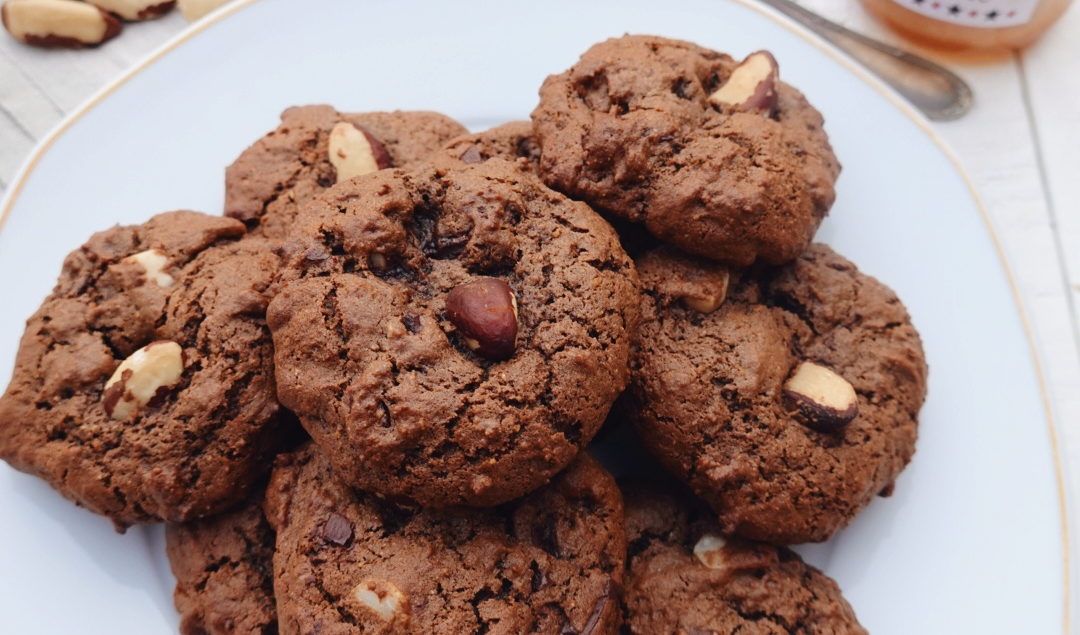 Recette de cookies aux noix du Brésil, pépites de chocolat noir et cacao sur le blog laualamenthe.com