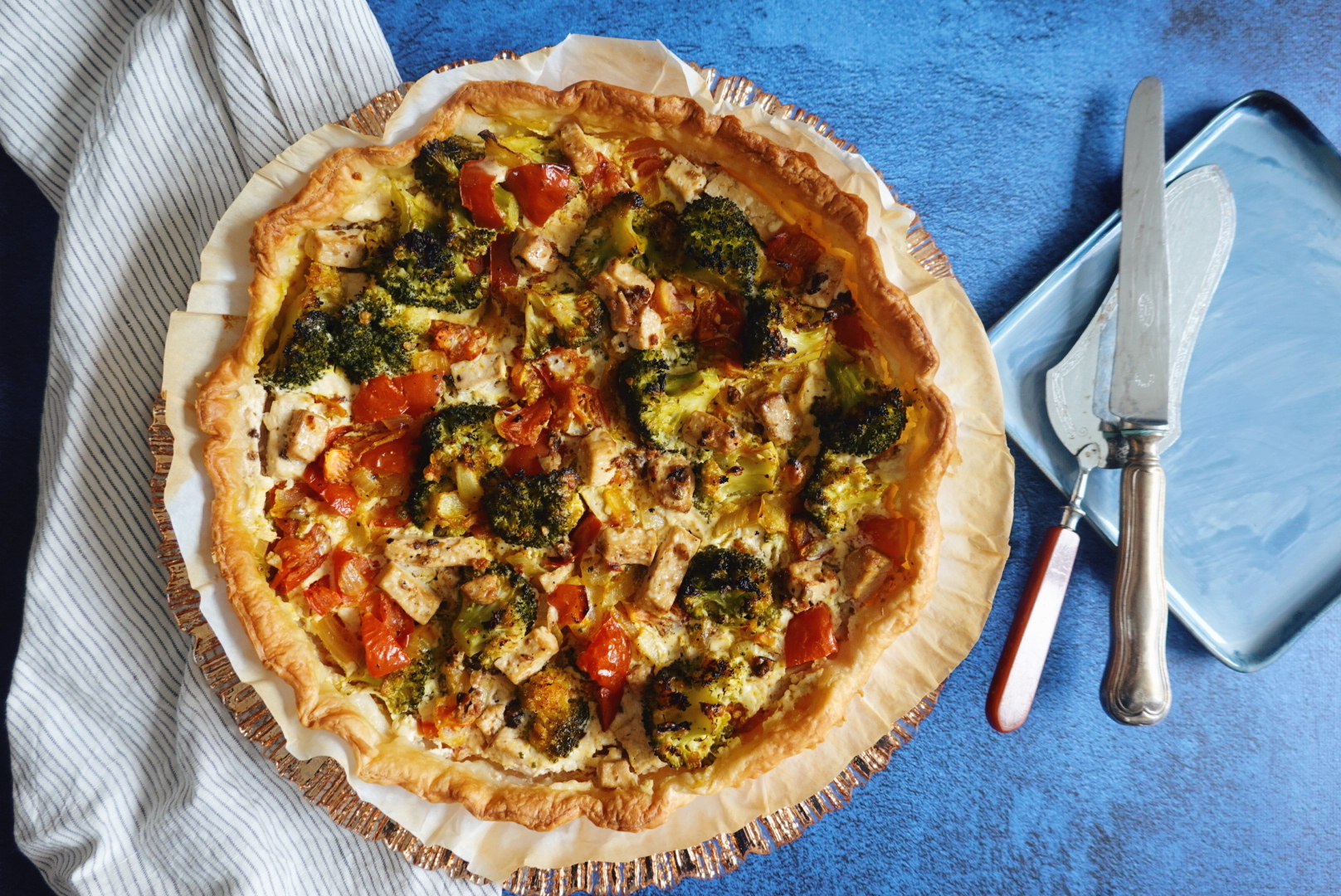 Quiche tomate – brocoli et fromage SoCheeze (vegan) | Lau à la menthe