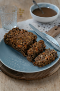 Une assiette de rôti végétarien aux marrons, lentilles, champignons. Pour un repas de fête, les recettes sont sur le blog laualamenthe.com