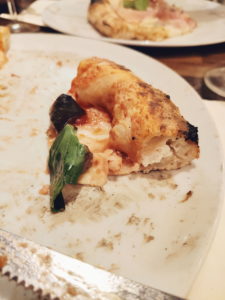 Pizza avec croûte fourrée à la ricotta. Gros plan sur la de La Piola Pizza à Saint-Josse, Bruxelles. Pizza napolitaine.