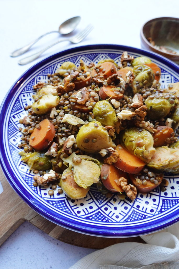 Assiette de lentilles vertes, choux de Bruxelles, patate douce et cerneaux de noix. Une recette végétarienne sur le blog laualamenthe.com